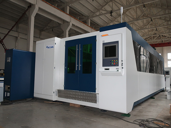 Máquina de corte fechada completa da folha do laser da fibra da tabela do chiqueiro 2500w